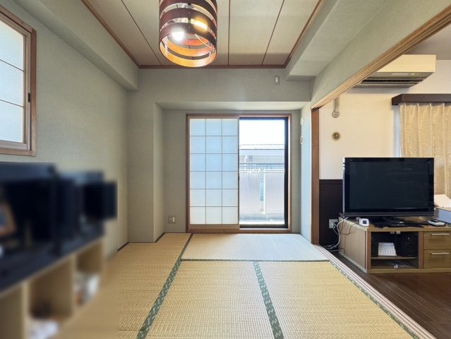 ディオレ新神戸A棟の和室|南面・東面に窓付で陽当り良好な和室。
※リフォーム前の写真です。（2025年7月）