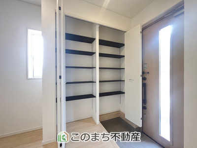【玄関】 | CRADLEGARDEN古河市中田第7　 | 広々とした玄関スペース♪たくさんの靴を収納できるシューズボックスもございます☆
