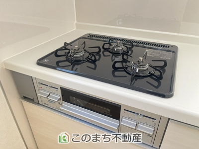 【キッチン】 | CRADLEGARDEN古河市中田第7　 | 三ツ口コンロ採用で、同時調理もスムーズ◎！
