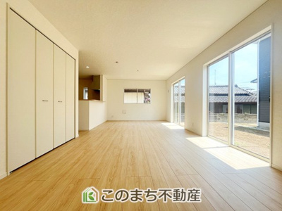 【居間・リビング】 | CRADLEGARDEN古河市中田第7　 | 居心地のいいリビングは、時間を忘れてしまうくらいホッとする空間です☆
