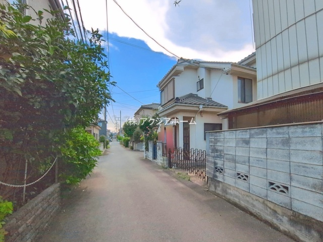 所沢市北中3丁目　中古一戸建　～全居室6帖以上～の前面道路含む現地写真