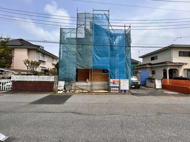 【ブルーミングガーデン】宇都宮市石井町 全1棟の前面道路含む現地写真|〇1号棟〇
前面道路はゆとりの6ｍ幅。
車の出し入れもスムーズで、来客時も安心♪
開放感のある街並みに、暮らしやすさが広がります！
※2026年7月撮影
