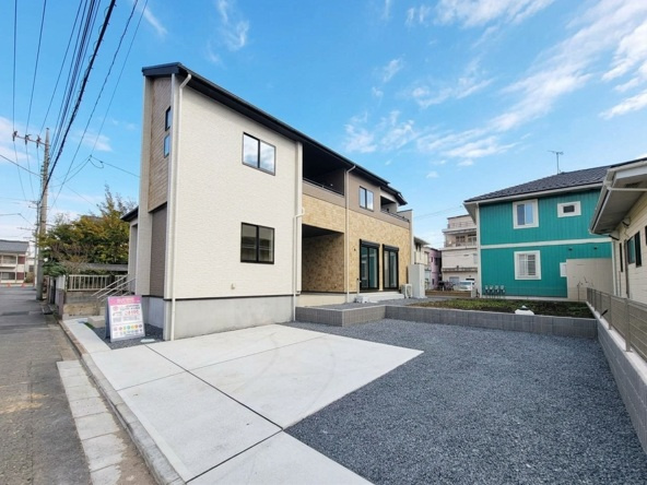 【ブルーミングガーデン】宇都宮市石井町 全1棟の駐車場|〇駐車スペース〇
敷地面積ゆとりの65.17坪！西側前面道路幅は6ｍ、並列3台可能！車の出し入れもスムーズで、来客時も安心♪開放感のある街並みに、暮らしやすさが広がります！
※2026年10月撮影