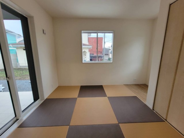 【ブルーミングガーデン】宇都宮市石井町 全1棟の和室|〇1F和室5.25帖〇

〇1F和室5.25帖〇
LDKと離れた独立設計の和室。客間としてだけでなく、リビングの音を気にせず集中できるリモートワークにも最適です。
※2026年10月撮影
