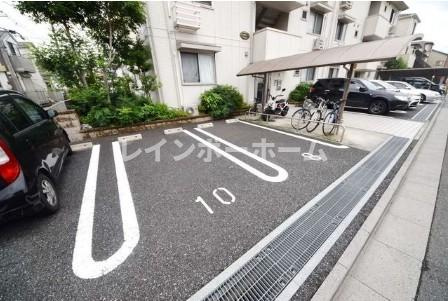 ラ・グランメールの駐車場