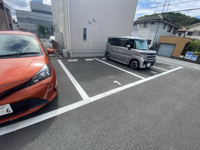 メゾン芳村の駐車場