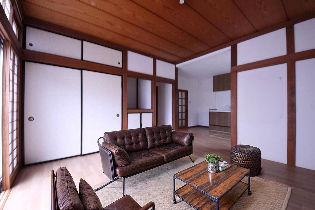 KEM鹿沼市千渡１期　中古戸建の居間・リビング|＊写真内の家具・家電・備品等はCG加工により配置例を示したものでございます。販売価格に含まれません。また、実際のお部屋には家具・家電・備品等はございません。