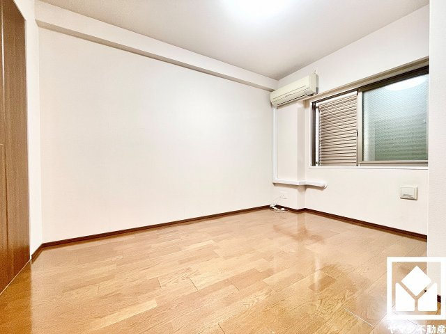 エスリード西宮甲陽園Ａｉｒｓの洋室|約6帖の洋室です。全居室フローリングでお掃除ラクラクです。独立した居室なのでプライベートな時間をゆったり過ごせそうです。