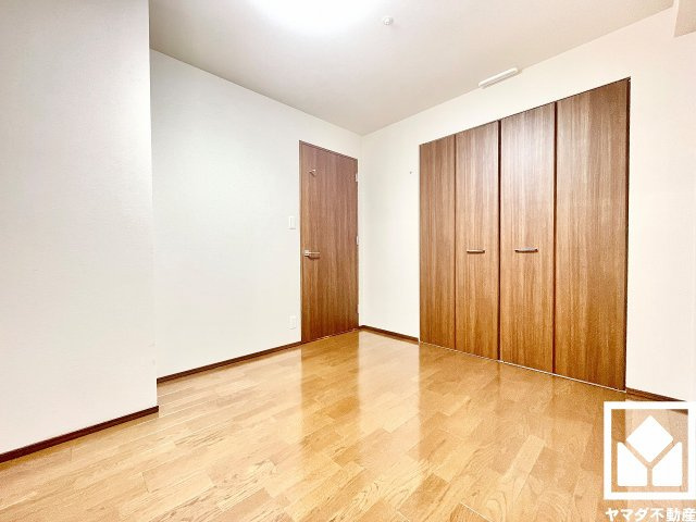 エスリード西宮甲陽園Ａｉｒｓの洋室|約6帖の洋室です。全居室6帖以上のゆとりある居住空間​で、広々お使いいただけます。全居室にクローゼットもございますので、お部屋の広さを最大限に活用できます。