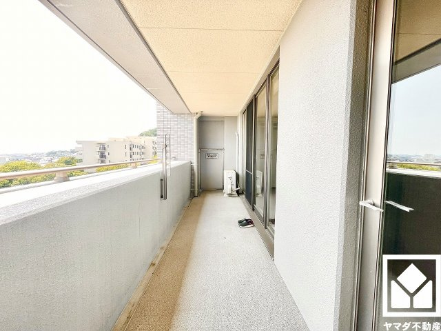 エスリード西宮甲陽園Ａｉｒｓのバルコニー|南向きバルコニーで陽当たり、風通し良好。約13.3平米で広々としているため、お洗濯物をたっぷりと干す事ができます。