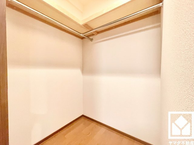 エスリード西宮甲陽園Ａｉｒｓの収納|収納力豊富なウォークインクローゼット付き。お洋服はもちろん、スーツケースなどの大物もしっかり収納できます。