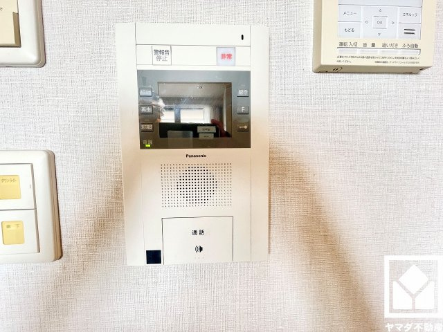 エスリード西宮甲陽園Ａｉｒｓの防犯設備|突然の来訪時にも防犯面で心強いモニター付きインターホンを設置。お留守番中のお子様も、室内からスムーズに相手の確認ができます。