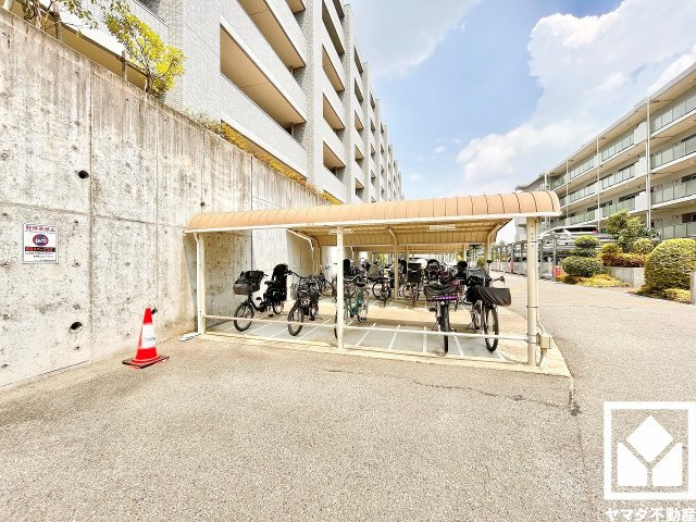 エスリード西宮甲陽園Ａｉｒｓの駐輪場|屋根付き駐輪場なので、雨や日差しの影響を受けにくく、大切な自転車の保管にも便利です。（月額200円／台）