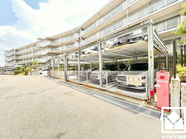 エスリード西宮甲陽園Ａｉｒｓの駐車場|敷地内に機械式駐車場と平面駐車場を設置。出入口はゲート付きで防犯性にも配慮されています。平面駐車場は使用権の承継が可能です（月額20000円）。詳細は弊社スタッフまでお気軽にお問い合わせください。
