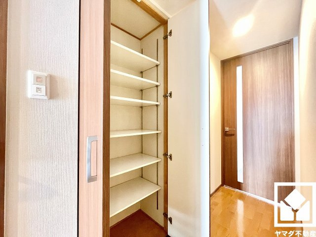 エスリード西宮甲陽園Ａｉｒｓの収納|廊下にも用途に合わせて高さを調整可能な可動棚の収納スペースがあり、住空間を広々お使いいただけます。日用品のストックなどもすっきり片付きます。
