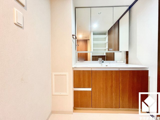 エスリード西宮甲陽園Ａｉｒｓのその他|収納付きでスッキリお使い頂ける3面鏡の洗面台です。カウンターが広めなので、忙しい朝でも身支度がしやすく時短になります。