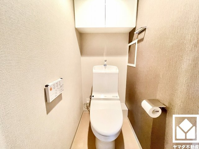 エスリード西宮甲陽園Ａｉｒｓのトイレ|明るく清潔感溢れるトイレです。トイレットペーパーのストックや消耗品置き場などとしてお使いいただける吊戸棚がございます。