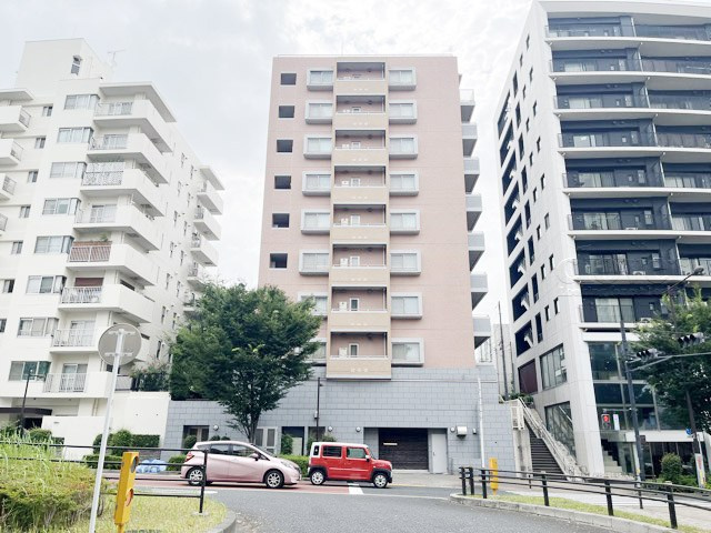 【外観】 | サンクタス代々木ヒルズ | 手入れの行き届いた外壁やエントランスなど、「見ればわかる」レベルで清潔感を保ったマンションです。築年数を感じさせない姿で皆様をお出迎えします。～即日のご見学可能～　お問合せはお気軽にどうぞ。
