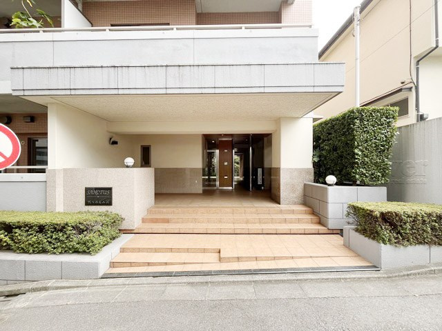 【エントランス】 | サンクタス代々木ヒルズ | お客様を、そして住人を出迎えてくれるマンションのエントランス。ゴミが落ちていないことからも、管理状態の良さや住民の節度の高さが見て取れます。～即日のご見学可能～　お問合せはお気軽にどうぞ。

