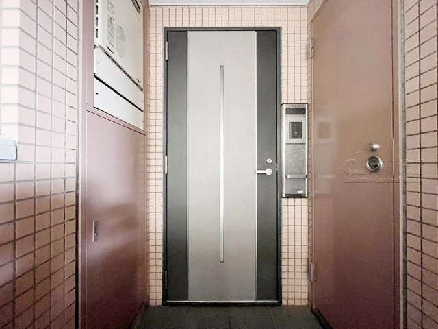【その他共用部分】 | サンクタス代々木ヒルズ | 皆様をお迎えする、お部屋の玄関ドア。開けやすさや開放角度、ドアノブの操作しやすさや鍵の形状などを、現地で一度ご確認ください。～即日のご見学可能～　お問合せはお気軽にどうぞ。

