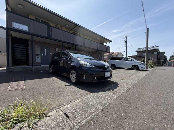 ウエストリバーの駐車場