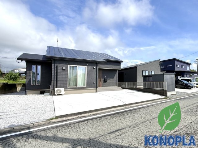 【中古戸建】高崎市金古町の外観|■外観｜外壁のアクセントカラーがシックな外観です。シンプルなデザインでありながらも「個性」を損なわず、お客様一人ひとりの暮らし方にフィットします。