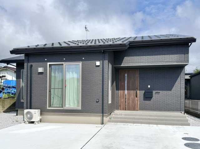 【中古戸建】高崎市金古町の外観|■外観｜土日のご見学はもちろん、平日・夜間のご案内も大歓迎です♪「今から見たい」や「仕事終わりに見たい」にもご対応できますのでお気軽にお問い合わせください♪