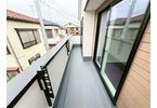 【仲介手数料無料】ふじみ野市仲2丁目―新築分譲住宅―全2棟―のバルコニー|充分な広さが確保されたバルコニー。日当たりのよい住宅エリアですので、多くの陽光が降り注ぎ、室内には陽だまりを生み出してくれます。