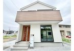 【仲介手数料無料】ふじみ野市仲2丁目―新築分譲住宅―全2棟―の前面道路含む現地写真|空が広く、気持ちの良い立地です。都心に近い利便性と、美しい自然を感じながら、ゆとりのある生活を叶えます。閑静な住宅街に位置しているため、緑を眺めながら贅沢な時間をお過ごしいただけます。