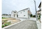 【仲介手数料無料】ふじみ野市仲2丁目―新築分譲住宅―全2棟―の前面道路含む現地写真|青空に映えるモダンでスタイリッシュな邸宅。開放感のあるバルコニーや便利なビルトインガレージなど、こだわりが詰まった都市型スタイルの住まいです。