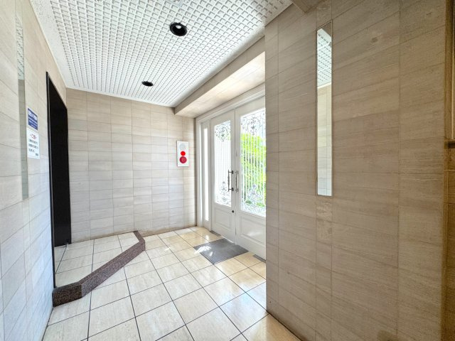 エレガントライフ松戸のエントランス|エントランスホール
綺麗に管理されたエントランスホール。住まう人や訪れる人を温かく迎え入れます。