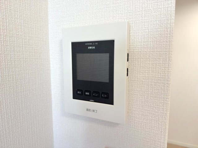 エレガントライフ松戸のセキュリティ|TVモニター付きインターホン
来訪者の顔を確認してから対応できるTVモニター付きインターホン。お子様のお留守番時や一人暮らしでも安心です。