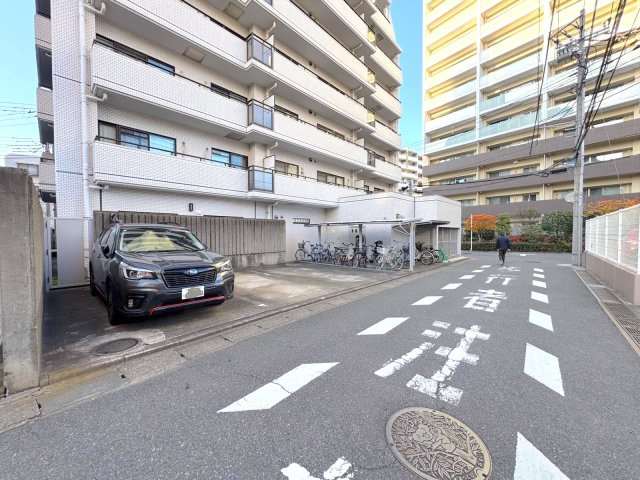 エレガントライフ松戸の駐車場|駐車場
敷地内駐車場スペース。愛車の保管や出し入れもしやすく、マイカーをお持ちの方も安心です。