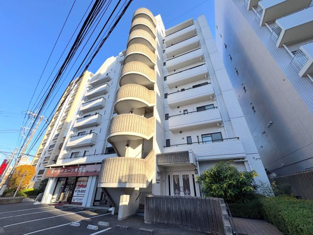 エレガントライフ松戸の外観|外観
落ち着いた住環境に馴染む上品な外観デザイン。管理体制も良好で、快適な新生活をサポートします。