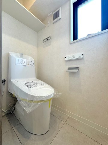 エレガントライフ松戸のトイレ|トイレ新規交換
温水洗浄便座一体型トイレへ新調され、清潔で快適。小窓が付いているため自然換気ができ、いつでも爽やかな空間を保てます。クッション性の高いフロアタイル床でお手入れがしやすいのも魅力です。