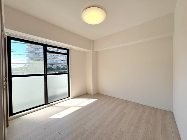 エレガントライフ松戸の子供部屋|洋室6帖
十分な広さを確保した洋室。クローゼット完備でお部屋をすっきり保てます。ルーフレール・バルコニー側に面した窓があり、採光・風通しも良好。子ども部屋や書斎、趣味の部屋にぴったりです。
