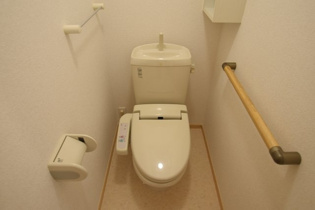 温水洗浄便座付きのトイレです♪