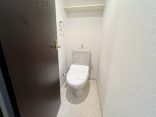 温水洗浄便座付きのトイレです♪