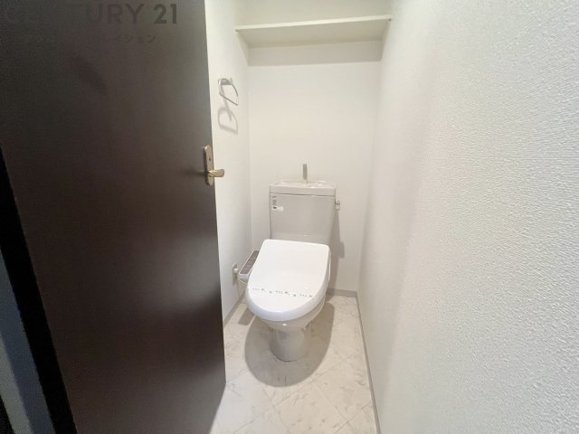 温水洗浄便座付きのトイレです♪