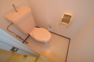 シンプルで掃除のしやすいトイレです♪