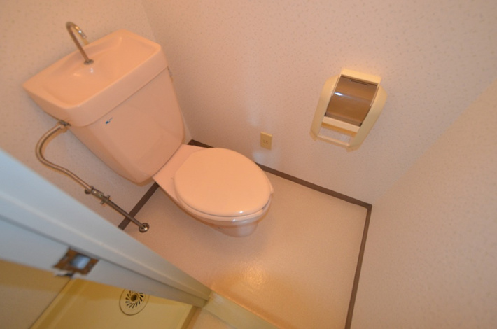 シンプルで掃除のしやすいトイレです♪