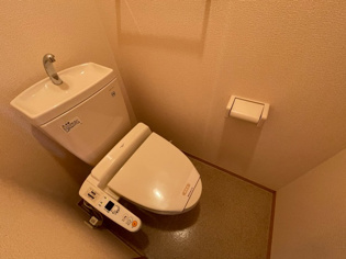 温水洗浄便座付きのトイレです♪