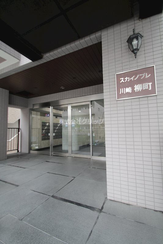 スカイノブレ川崎柳町のエントランス