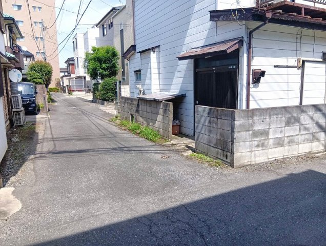 【前面道路含む現地写真】 | 富士見市上沢1丁目　中古一戸建住宅　(ふじみ野店) | 現地（2026年7月）撮影／角地ならではの明るさと風通しの良さが魅力です。