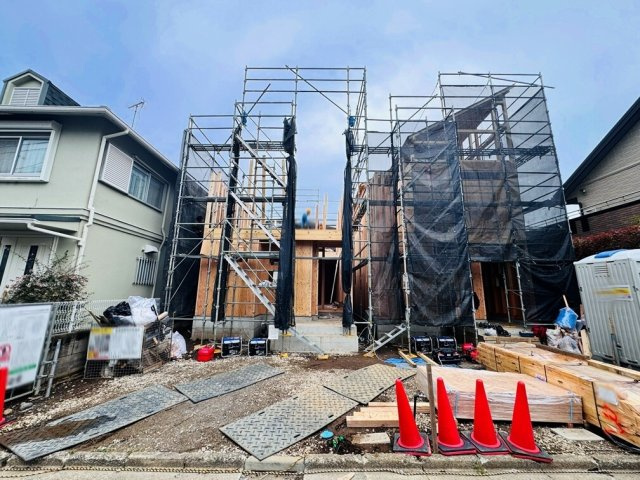 【外観】 | 中野区上鷺宮5丁目 新築分譲住宅 全2棟(成増店) | 「ただいま」「おかえり」を笑顔で交わせる、リビングイン階段。
親子のコミュニケーションも自然と弾みます。
