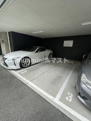 プレサンス天神橋ラ・デュアルの駐車場