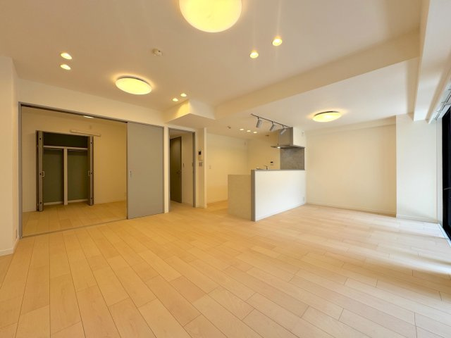イトーピア小金公園の居間・リビング|リビング
大きな窓からあたたかな陽光が差し込むリビング。家族が集まる空間にふさわしい、明るく心地よい雰囲気が魅力です。