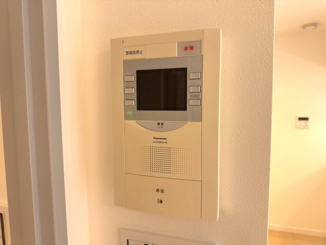 イトーピア小金公園のセキュリティ|TVモニター付きインターホン
来訪者を室内から画像で確認できるTVモニター付きインターホン。防犯面に優れ、お子様のお留守番時も安心です。