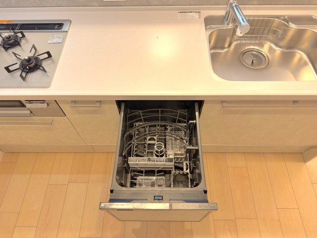 イトーピア小金公園の発電・温水設備|食洗機
家事効率を飛躍的に高めるビルトイン食洗機を完備。手荒れを防ぎつつ、食後のリラックス時間を増やせます。