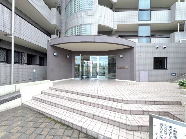 イトーピア小金公園|エントランス外
綺麗に清掃された好印象なエントランスアプローチ。管理体制の良さが伺える、安心の共用部スペースです。